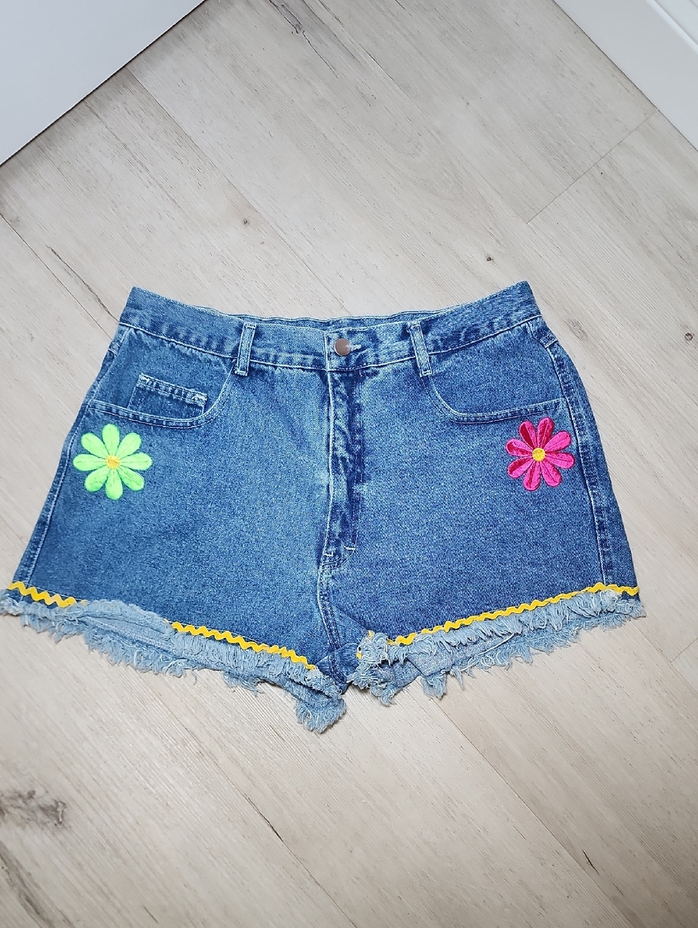 Blue Denim Women's High-Waist Shorts with Neon Floral Appliqués 100% Cotton L